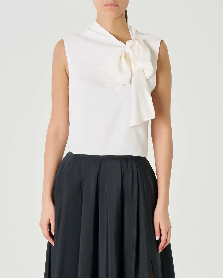 Blusa bianca senza maniche in crêpe di misto seta con motivo a nodo e drappeggio