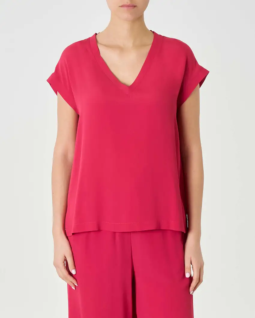 Blusa rosso rubino in crêpe de Chine di misto seta con scollo a V e maniche ad aletta