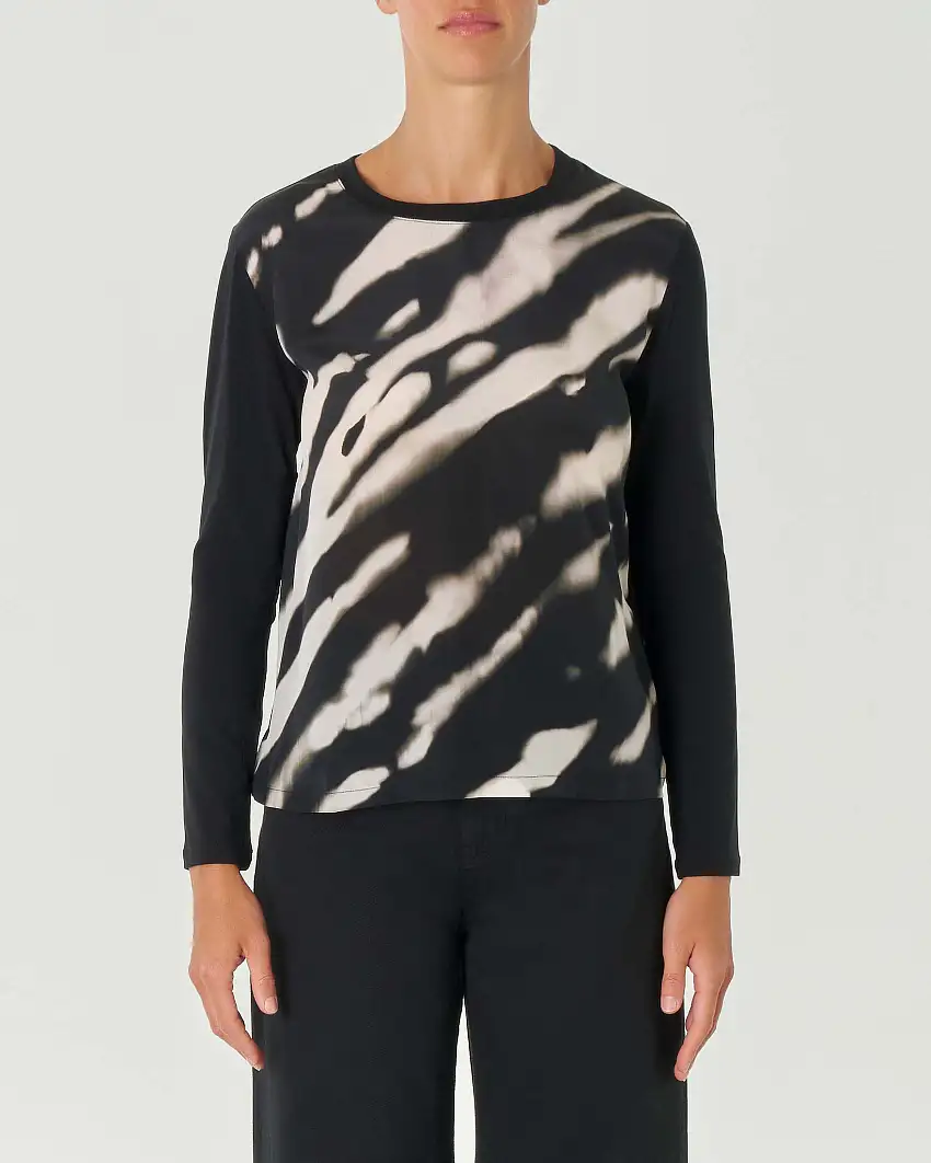 T-shirt in seta nera a fantasia tie dye bianca con maniche lunghe e retro in lyocell