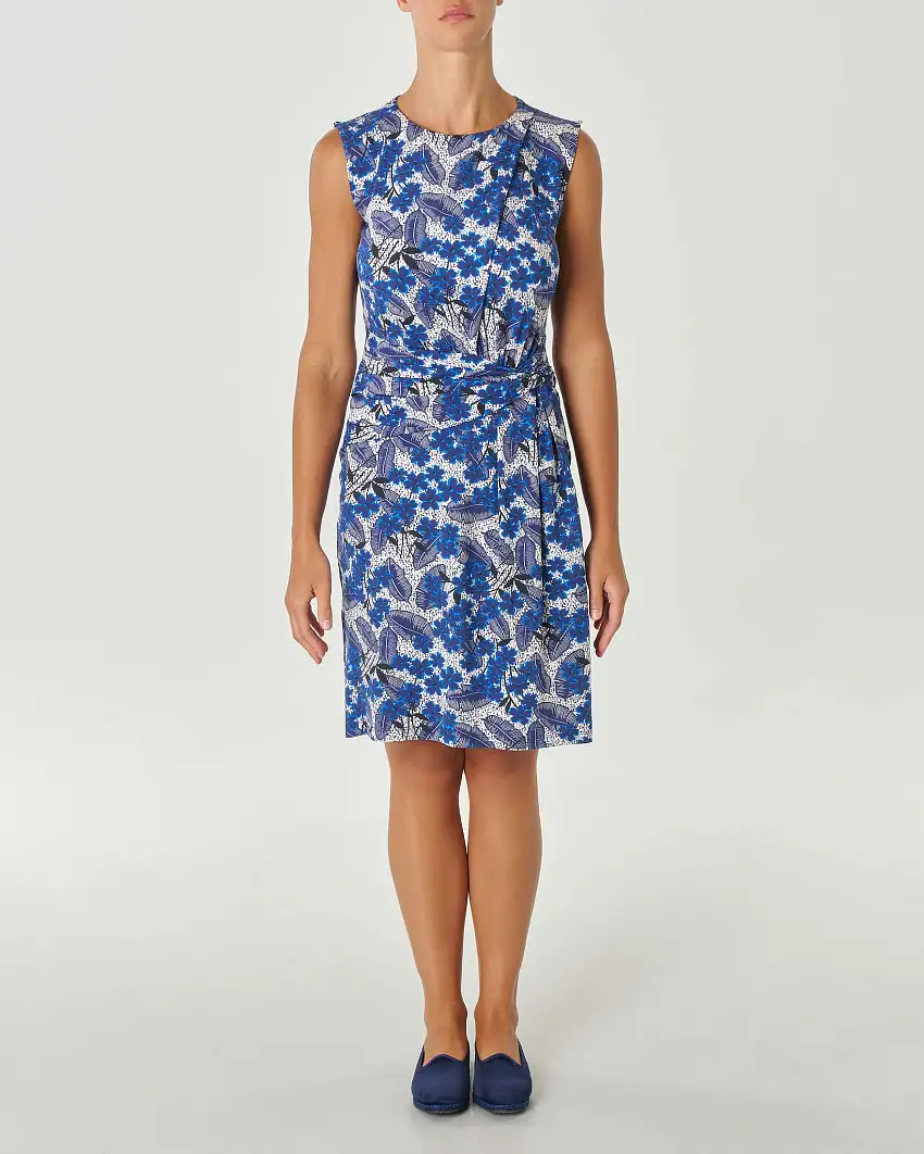 Abito corto senza maniche bianco e blu in lyocell stretch a stampa batik con drappeggio in vita