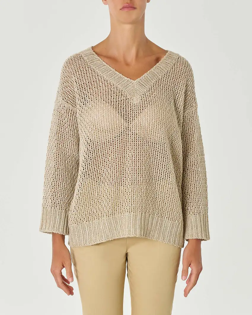 Maglia con scollo a V color ecrù dalla linea oversize in puro lino lavorato a rete in punto riso