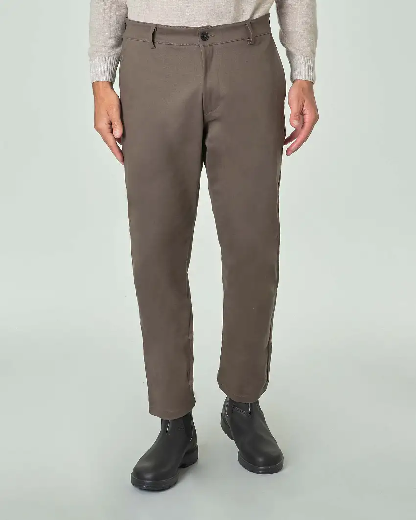 Pantalone carrot-fit verde militare in cotone stretch con ampie tasche sul retro