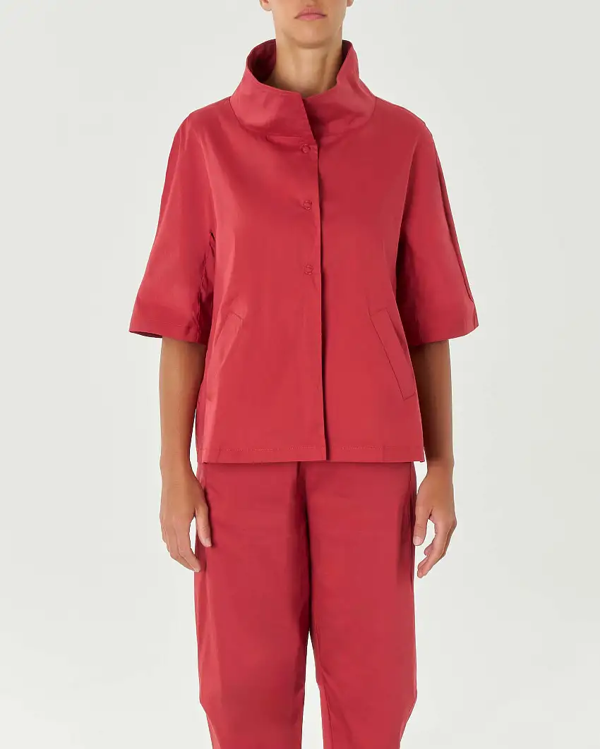 Giacchina rosso effetto slavato in misto cotone stretch con maniche tre quarti e collo in piedi