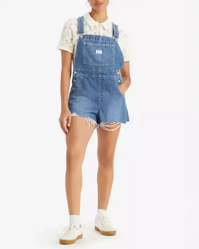 Salopette blu medio in cotone con pantaloncini corti sfrangiati al fondo