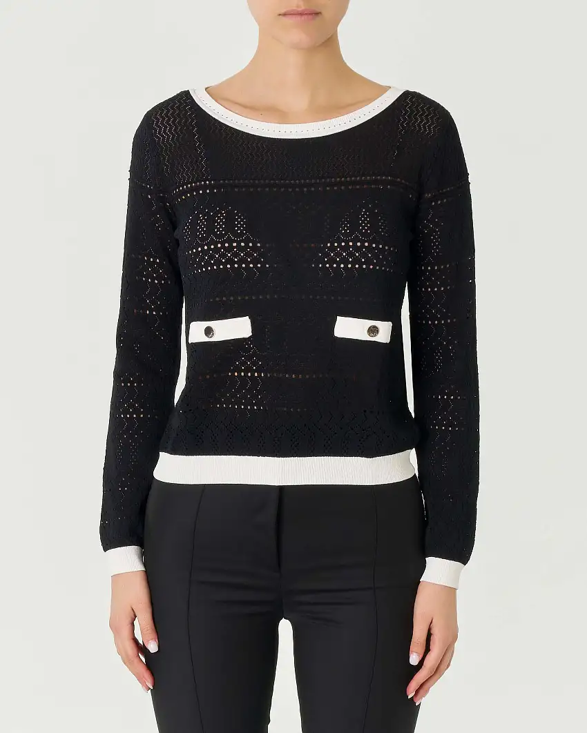 Maglia nera in misto viscosa a lavorazione punzonata con profili a contrasto