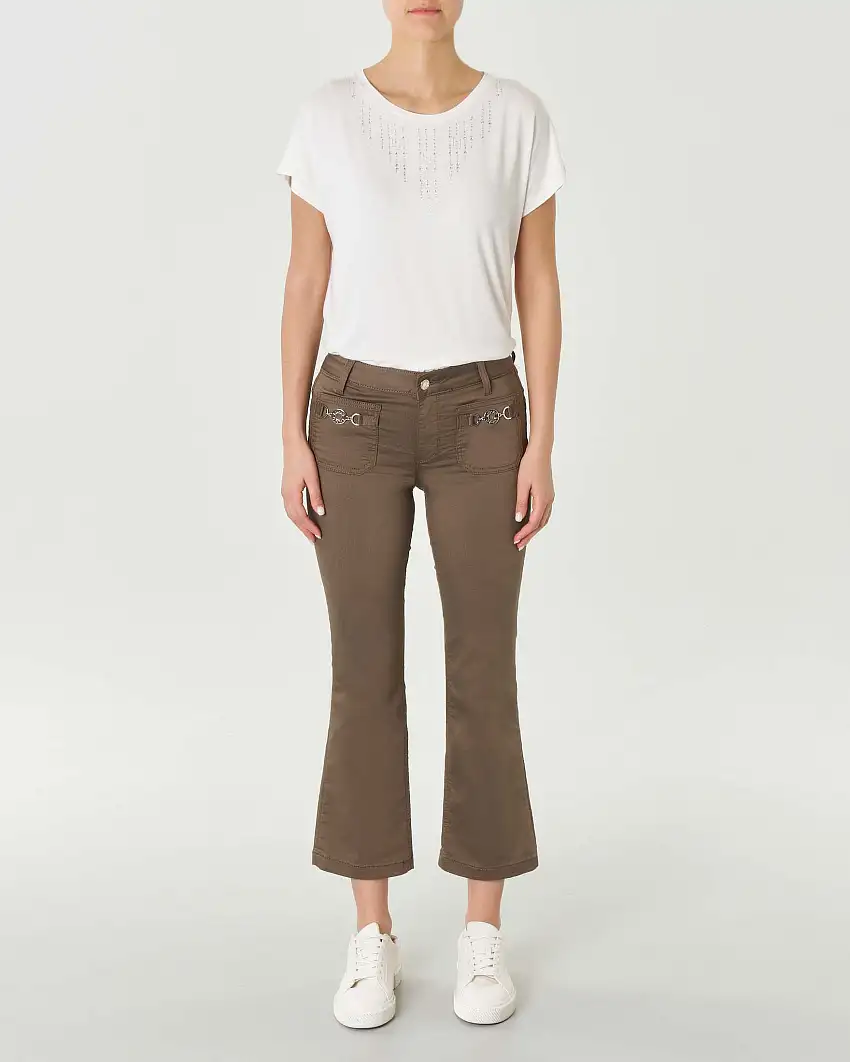 Pantaloni verde militare a trombetta in bull di cotone stretch con tasche applicate sul davanti