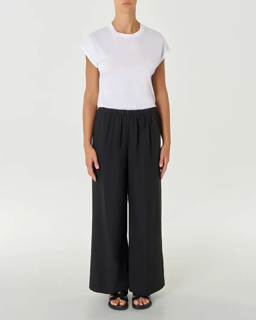 Pantaloni neri in viscosa e lino dalla linea wide con elastico inserito in vita