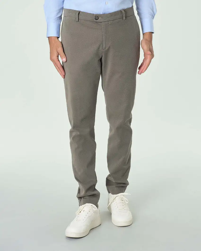 Pantaloni chino Ashki.i color fango in tessuto diagonale di misto cotone e modal stretch