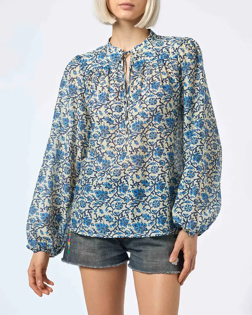 Camicia avorio in cotone e seta a fantasia fiori blu con colletto a listino e fiocchetto