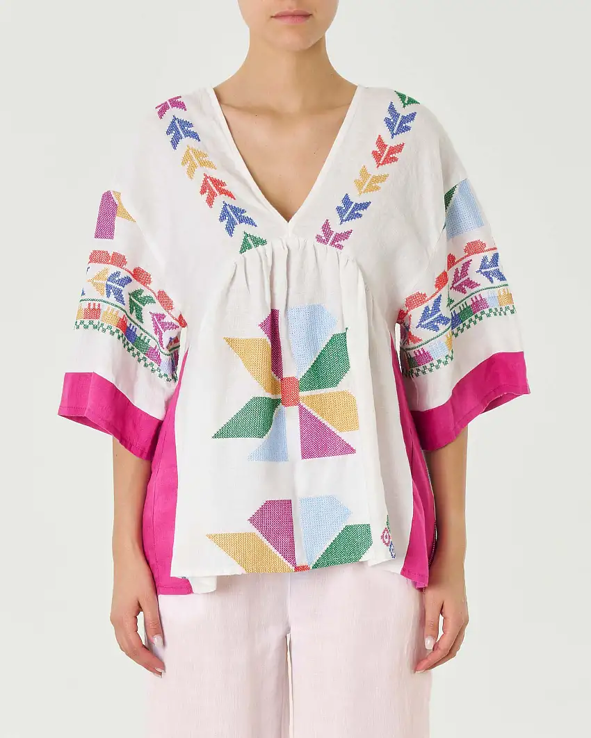Blusa bianca in lino con ricami multicolore con maniche al gomito ampie e scollo a V