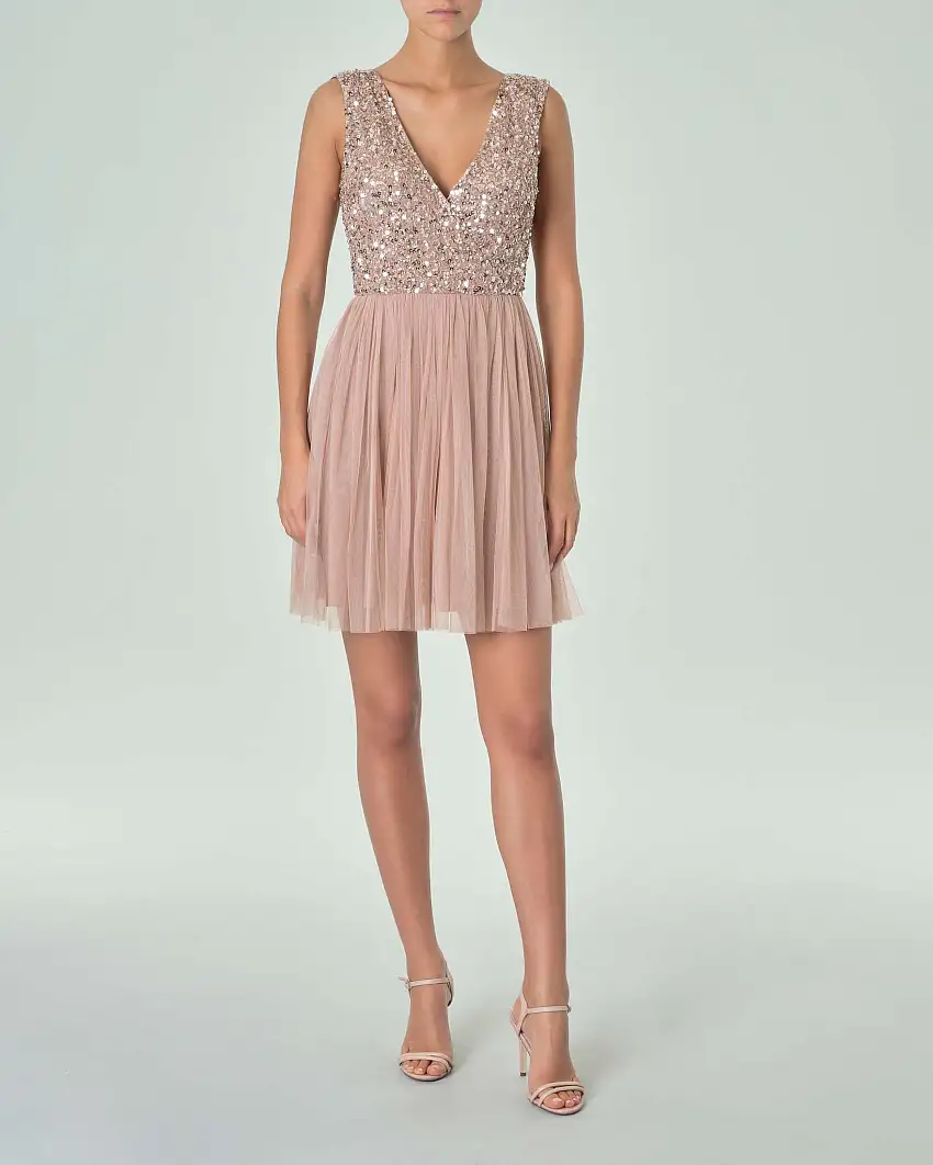 Abito corto color taupe in tulle senza maniche con corpetto ricamato in paillettes e perline argento