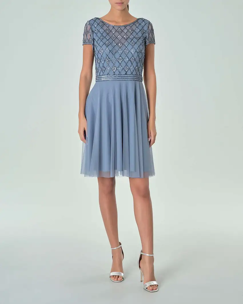 Abito corto color avio in tulle con ricami in perline tono su tono sul corpetto con maniche ad aletta