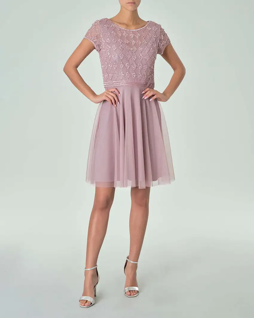 Abito corto rosa tonalità fredda in tulle con ricami in perline tono su tono sul corpetto con maniche ad aletta