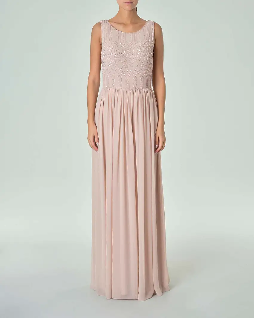 Abito lungo rosa cipria in creponne con corpetto smanicato ricamato in perline tono su tono