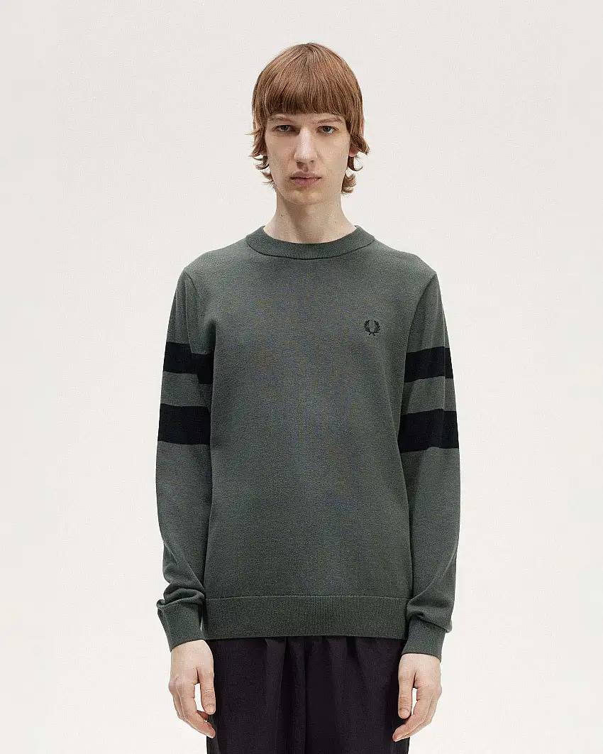 Maglia girocollo verde militare con fasce nere sulle maniche