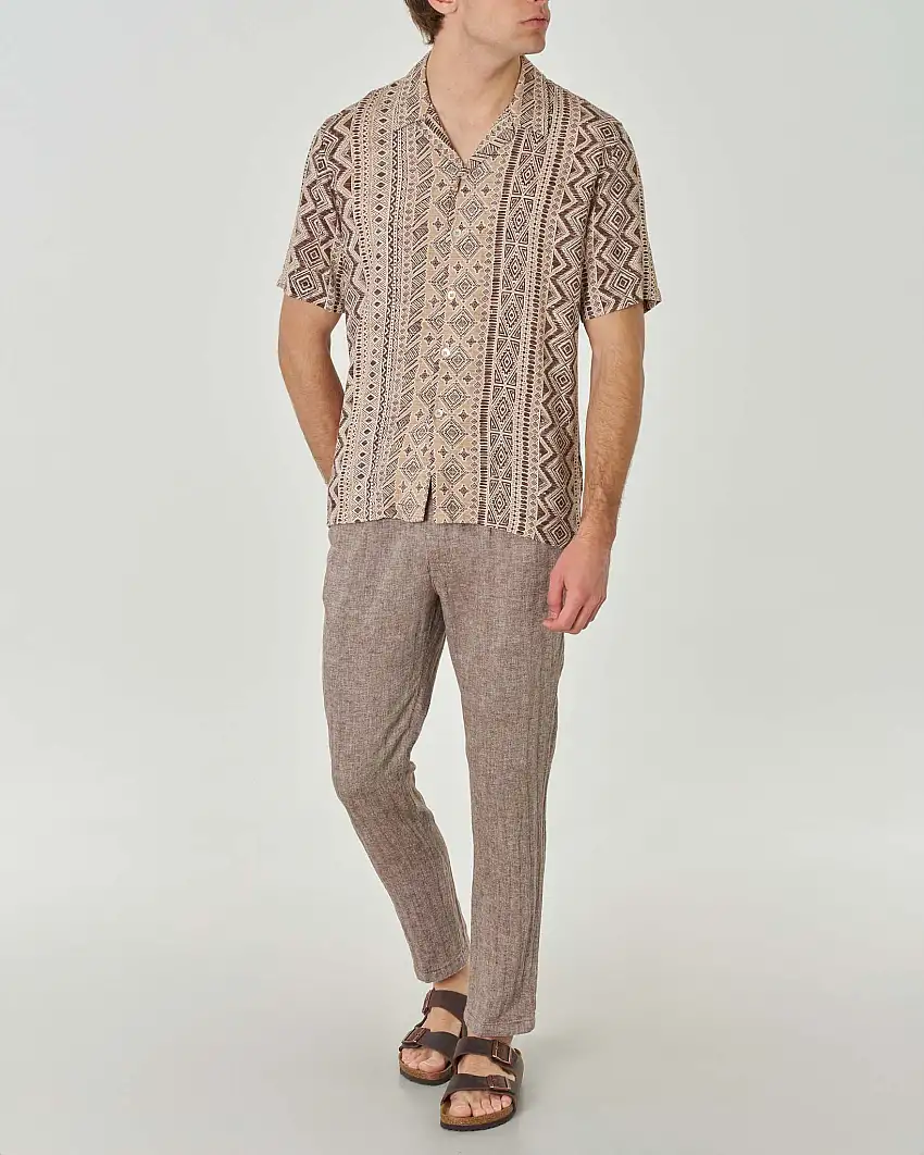 Camicia mezza manica beige in viscosa a fantasia etnica con colletto bowling