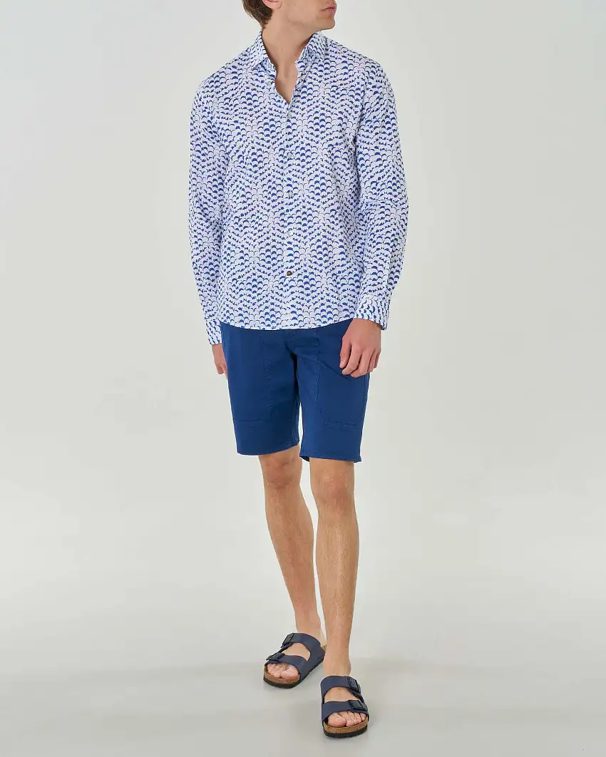 Camicia bianca in seersucker di puro cotone con fantasia a onde blu royal e colletto aperto alla francese