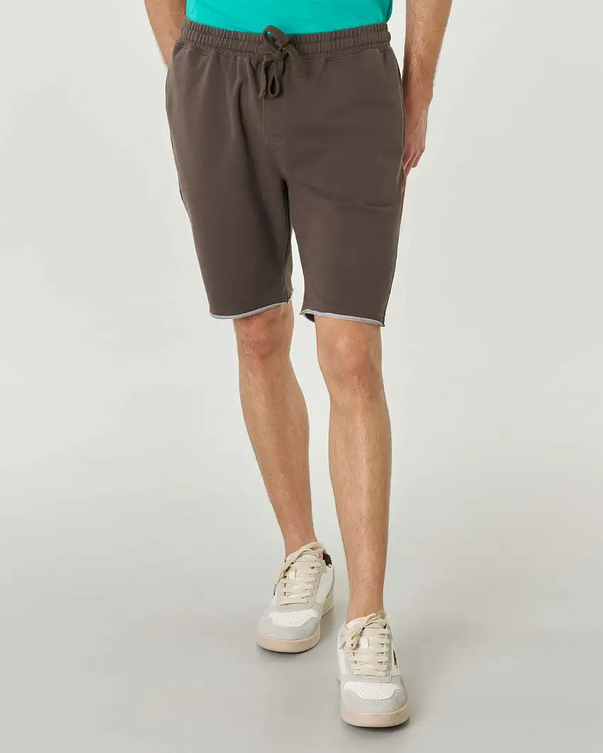 Bermuda marrone in tessuto bielastico di pima cotton con elastico in vita e taschino sul retro