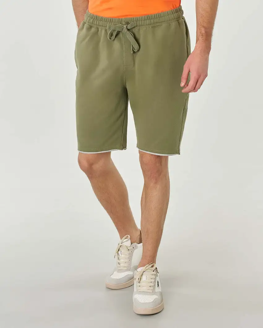 Bermuda verde militare in tessuto bielastico di pima cotton con elastico in vita e taschino sul retro