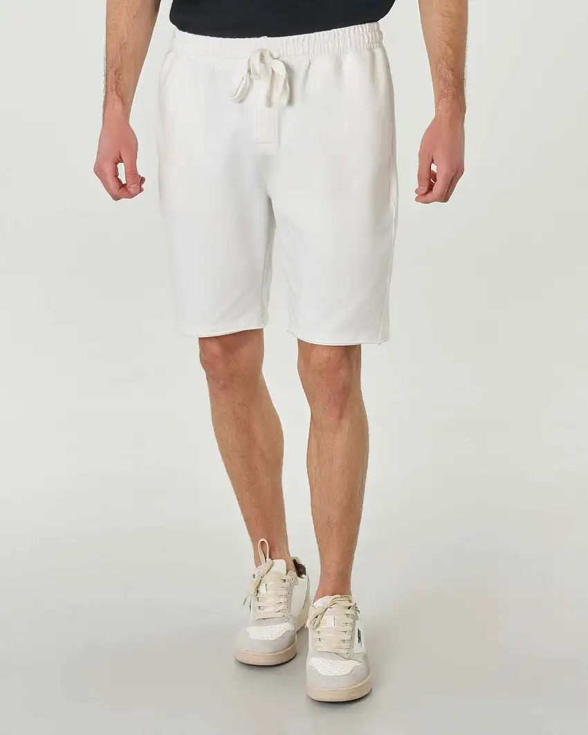 Bermuda bianco in tessuto bielastico di pima cotton con elastico in vita e taschino sul retro