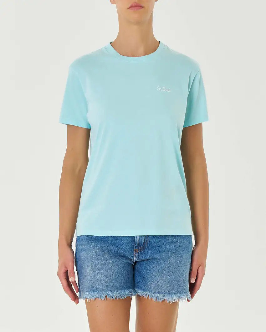 T-shirt color acqua a tinta unita in puro cotone con logo piccolo bianco ricamato sul petto