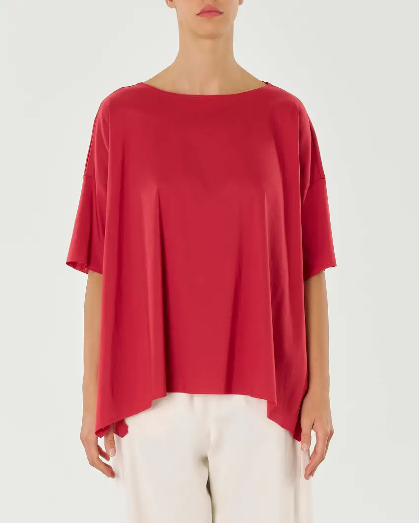 Blusa over rossa dalla linea asimmetrica con mezza manica e spacco laterale