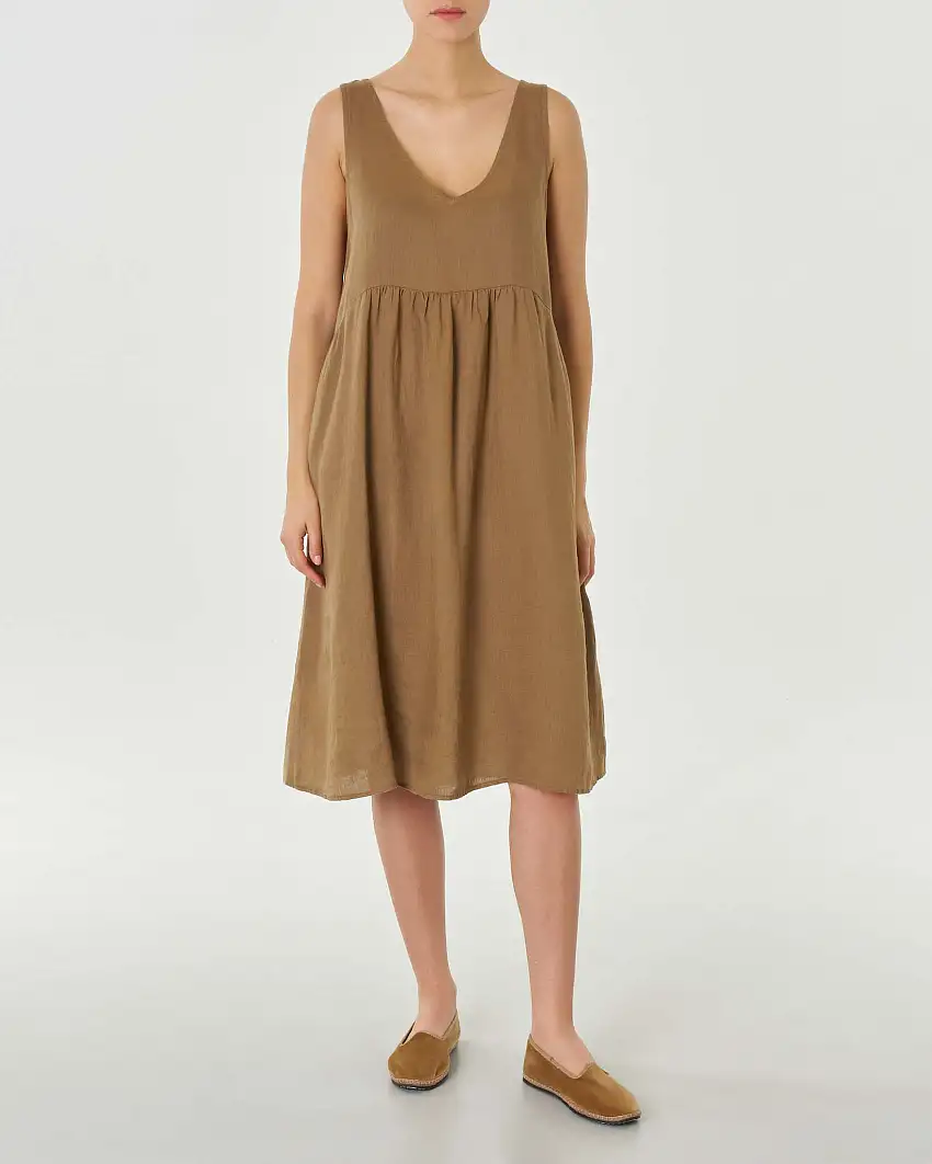 Abito corto color cappuccino in lino senza maniche con scollo a V e arricciatura