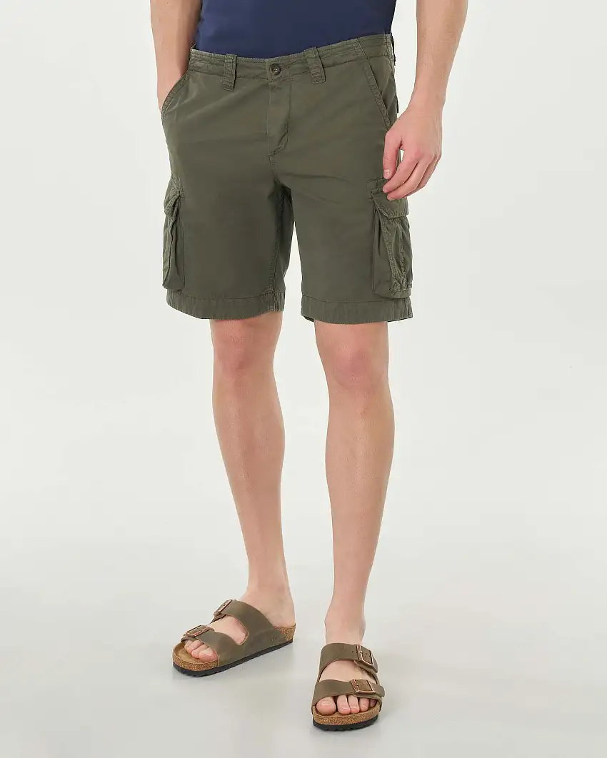 Bermuda verde militare tasconato in gabardina leggera di puro cotone