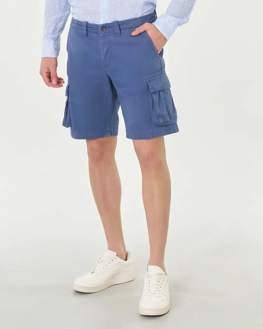 Bermuda blu indaco tasconato in gabardina leggera di puro cotone