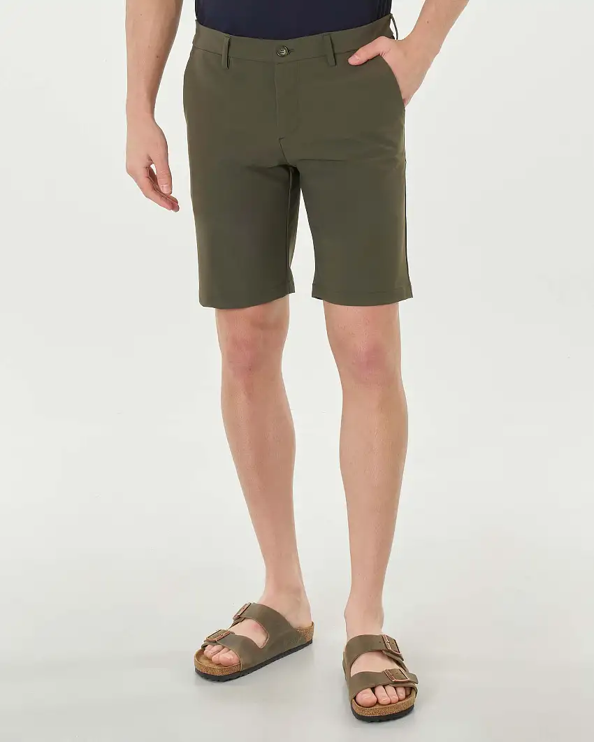 Bermuda chino verde militare in tessuto tecnico stretch