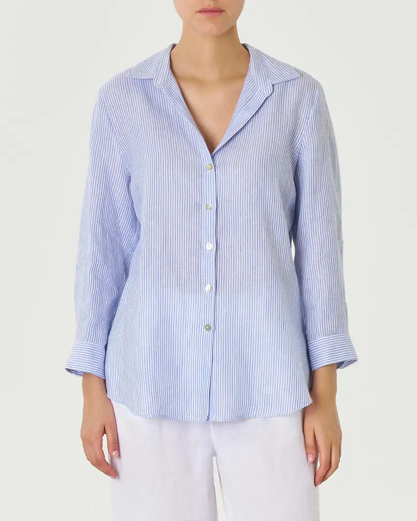 Camicia azzurra a righe in lino con maniche tre quarti e linea sfiancata