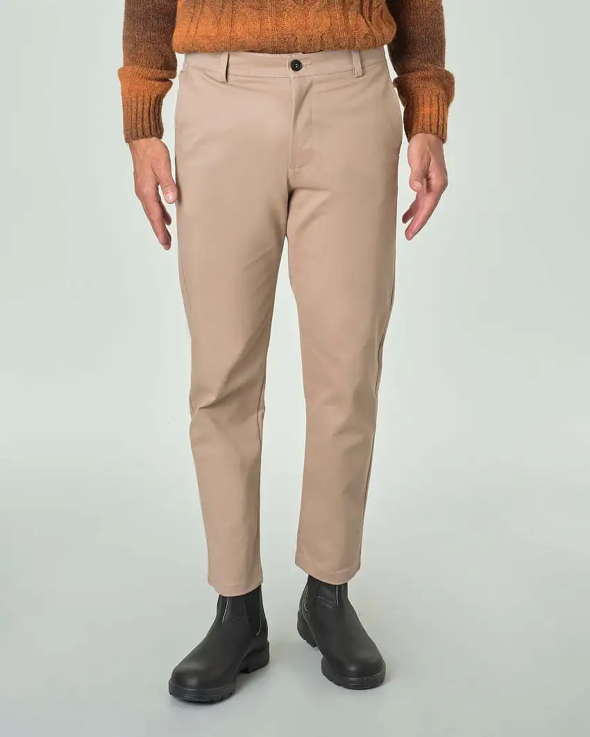 Pantalone carrot-fit color sabbia in cotone stretch con ampie tasche sul retro