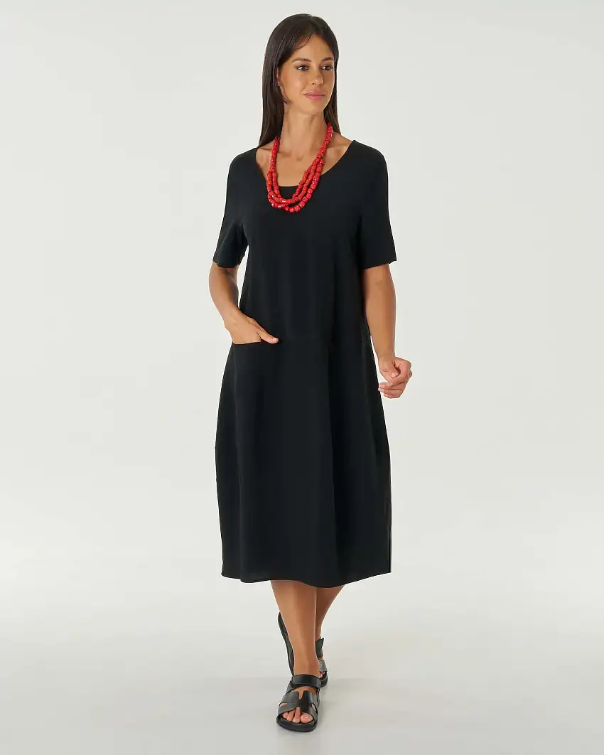 Abito midi nero in viscosa e lino a mezze maniche dalla linea a uovo con tasche frontali