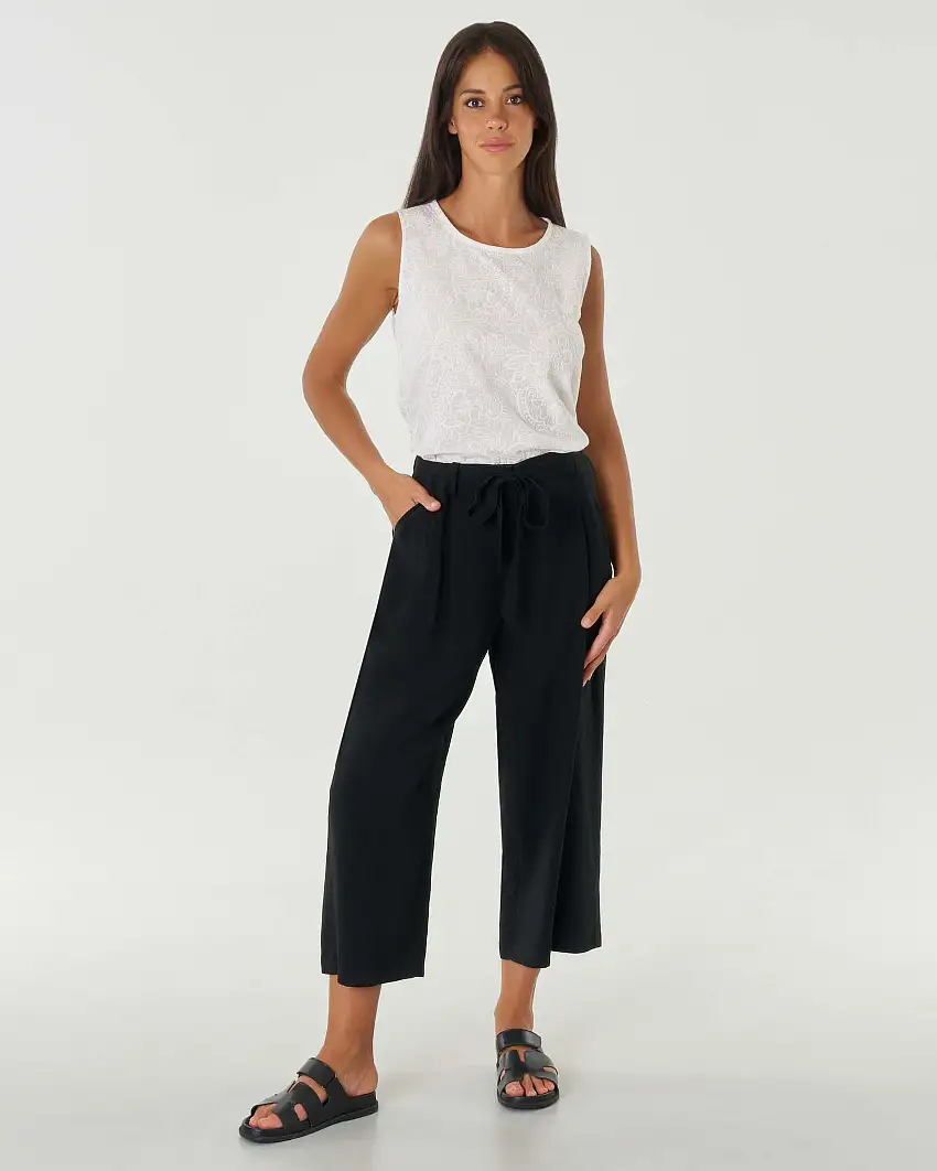 Pantaloni cropped nero ampi in viscosa e lino con pieghe frontali e cintura annodabile