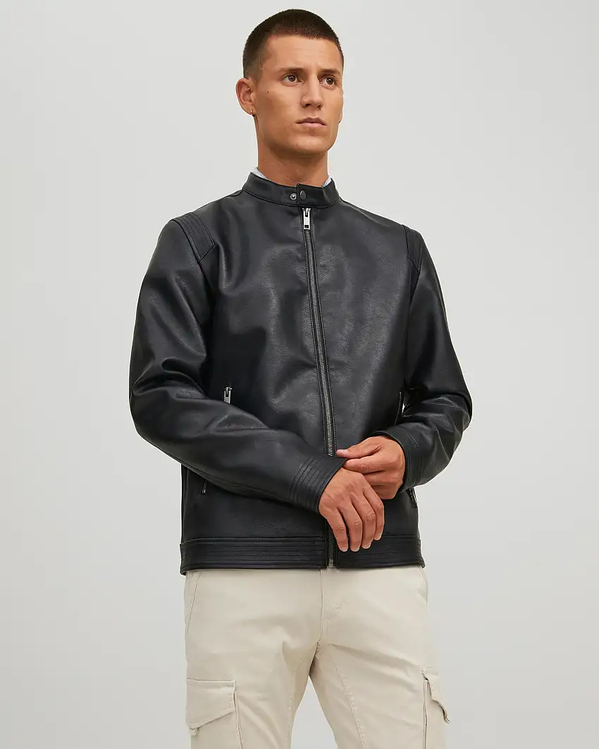 Giubbino biker nero in similpelle martellata con colletto alla coreana