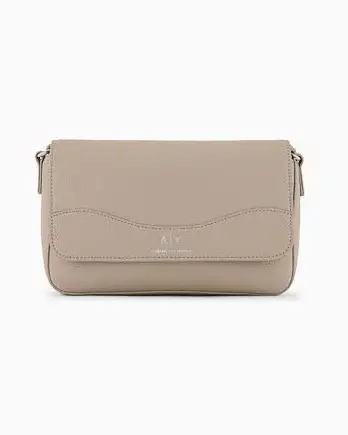 Borsa color gesso in similpelle martellata con chiusura a patta magnetica logata e tracolla in gros grain