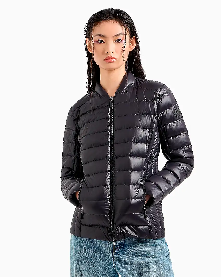 Piumino nero leggero con colletto alla coreana e cappuccio a scomparsa