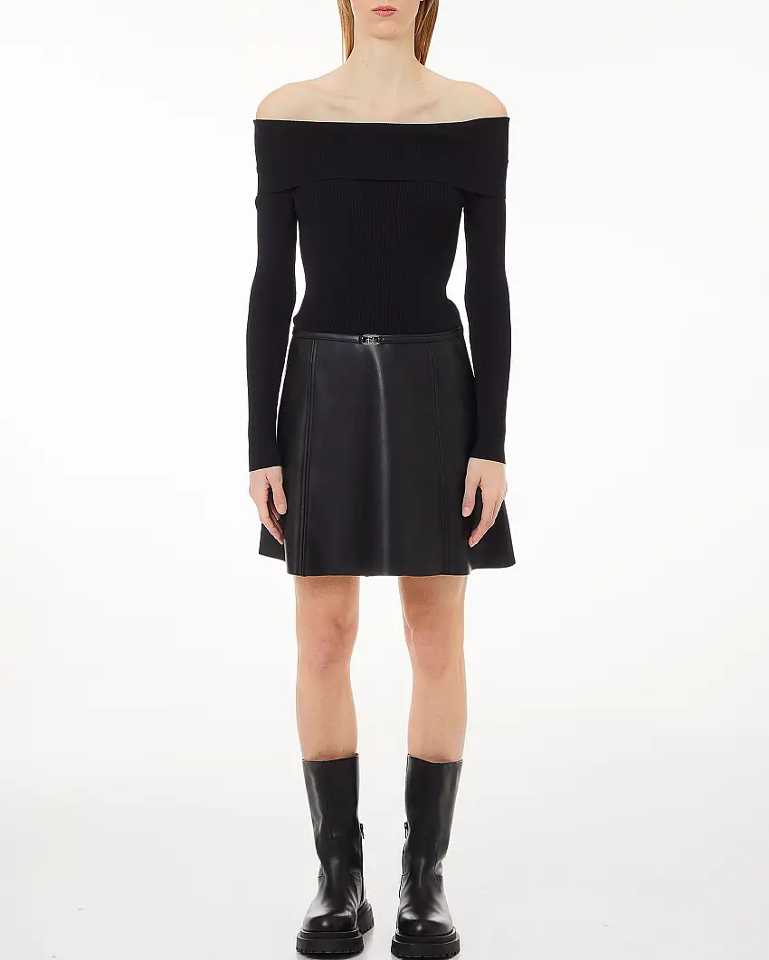 Abito corto in maglia a costine a maniche lunghe con scollo off-shoulder e gonna ad A in similpelle