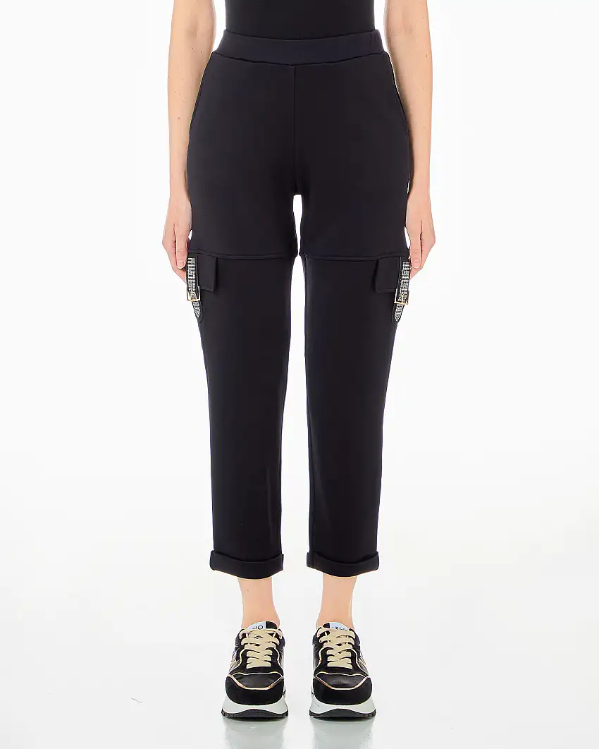 Joggers neri in neoprene con risvolto al fondo e finte tasche cargo con patta e cinturini con strass