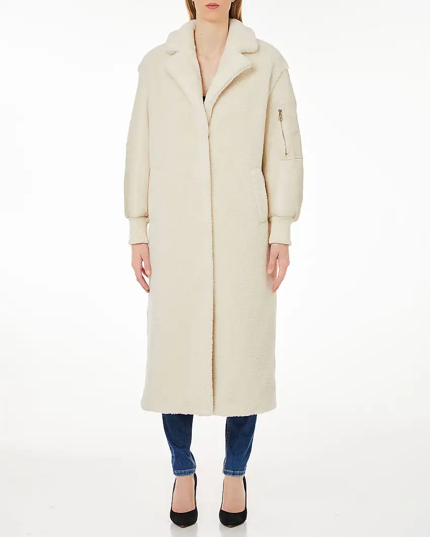 Cappotto lungo color avorio in tessuto teddy con maniche stile bomber in nylon con taschino