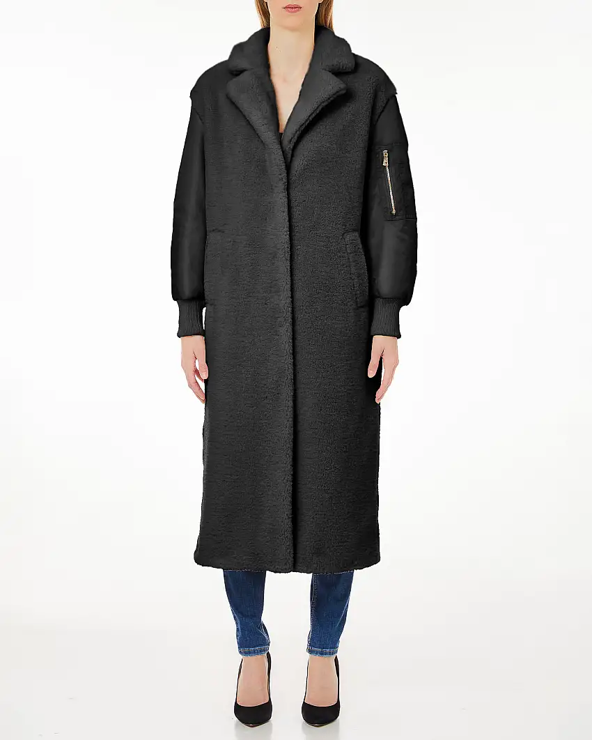 Cappotto lungo nero in tessuto teddy con maniche stile bomber in nylon con taschino