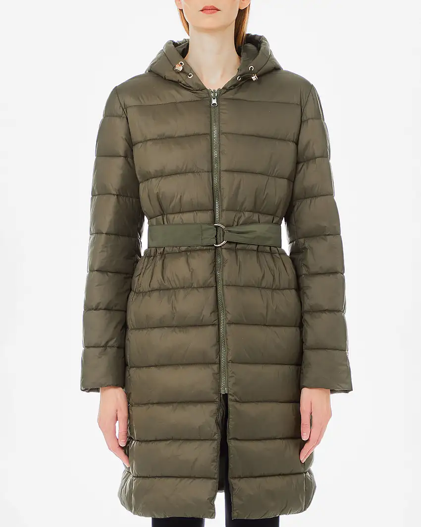 Piumino lungo con cappuccio verde militare in nylon con davanti stile trench logato rimovibile