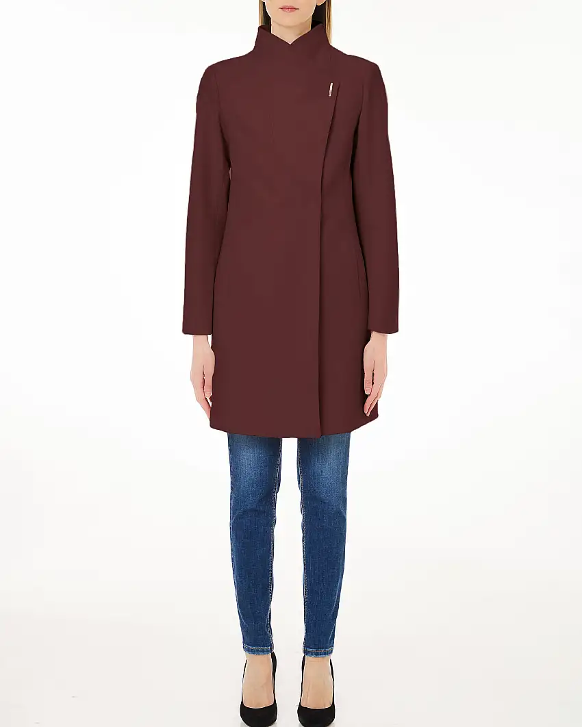 Cappotto doppiopetto color bordeaux in panno con collo alto e rever incrociato sul davanti