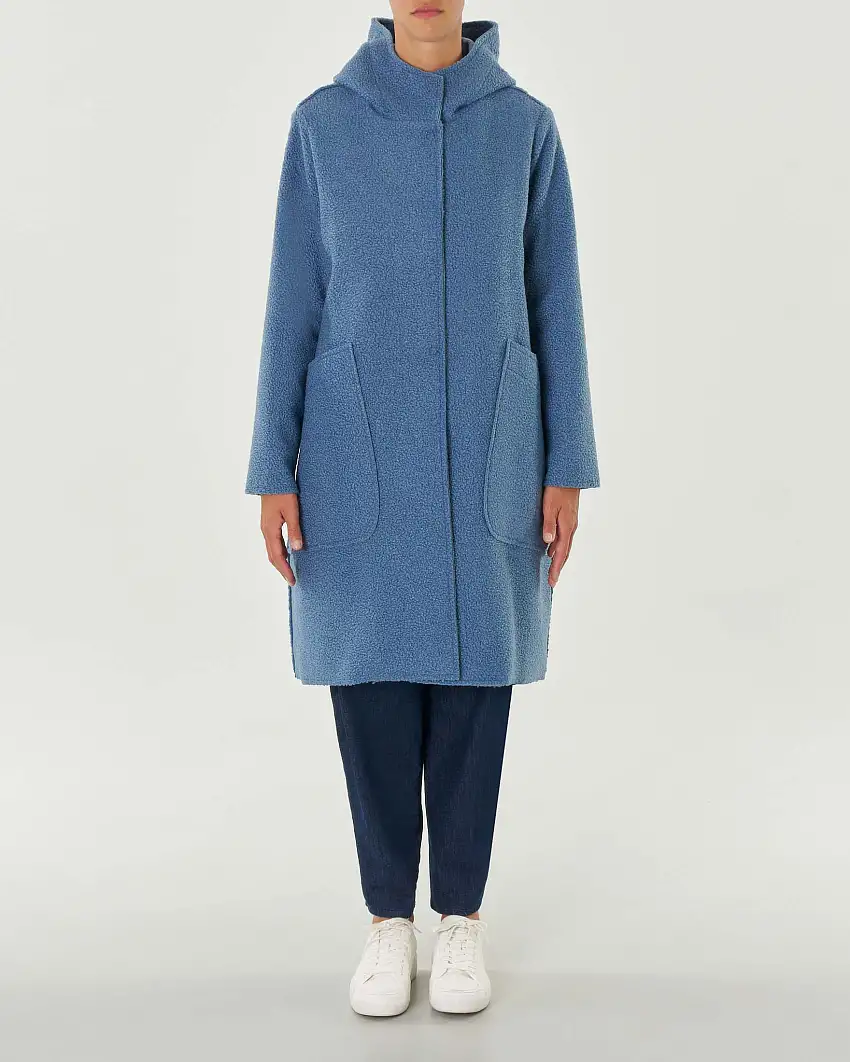 Cappotto con cappuccio in bouclé azzurro maxi tasche applicate e chiusura automatica nascosta