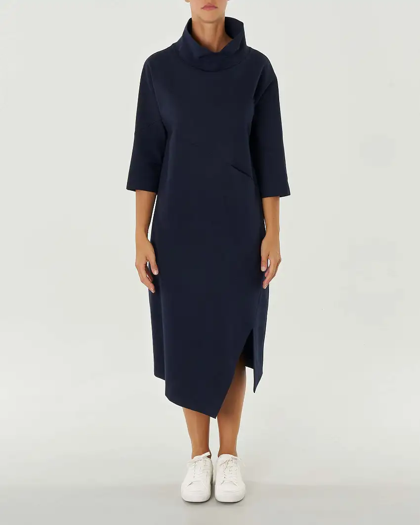 Abito lungo blu dalla linea ad uovo in jersey punto Milano con collo alto e fondo asimmmetrico