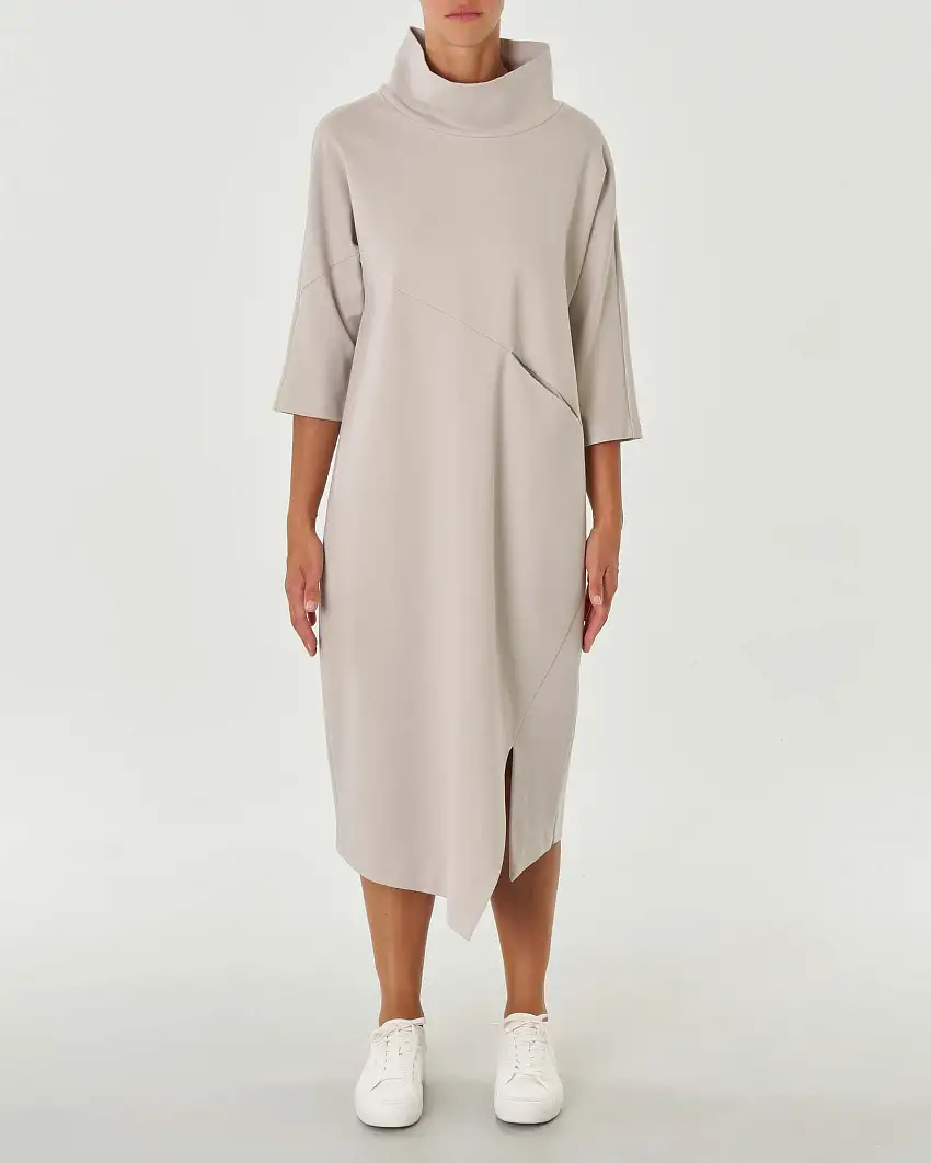 Abito lungo color gesso dalla linea ad uovo in jersey punto Milano con collo alto e fondo asimmmetrico