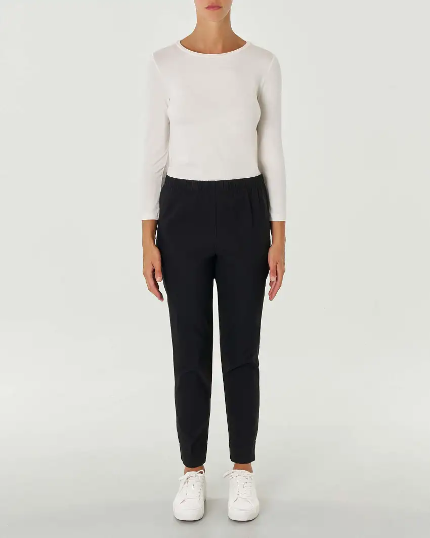 Pantaloni slim neri in bengalina di viscosa stretch con risvolto al fondo ed elastico in vita