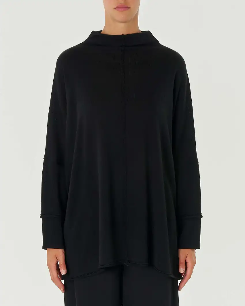 Maglia nera lunga con collo a cratere in lana merino con cucitura trasversale fronte e retro