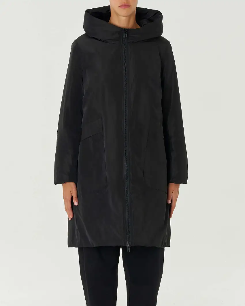 Piumino nero in tessuto effetto semi lucido con cappuccio e fondo posteriore a punta