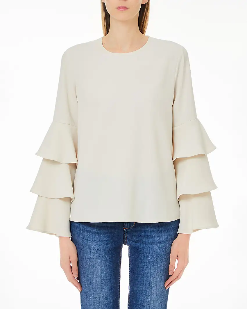 Blusa color avorio in crêpe stretch dalla linea dritta con maniche ampie a volant